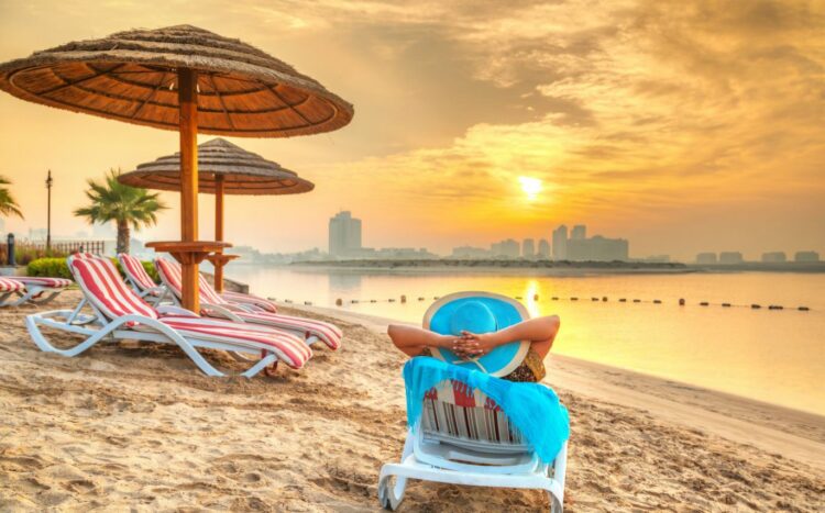 Туристы загорают на пляже Дубая