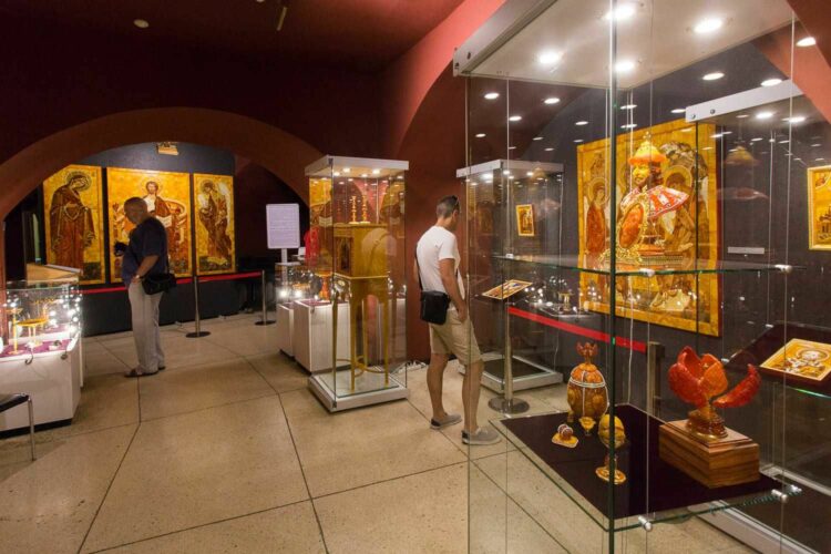 Туристы в музее янтаря в Калининграде