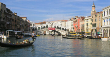 Толстые или жадные? В Венеции снизили число мест в гондолах под предлогом веса туристов