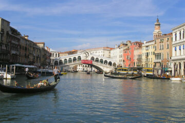 Вы сейчас просматриваете Толстые или жадные? В Венеции снизили число мест в гондолах под предлогом веса туристов