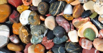 Набрал сувениров: в Италии поймали туриста, пытавшегося вывезти 41 килограмм камней с пляжа