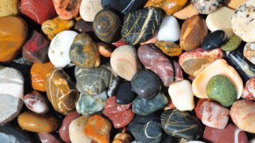 Вы сейчас просматриваете Набрал сувениров: в Италии поймали туриста, пытавшегося вывезти 41 килограмм камней с пляжа