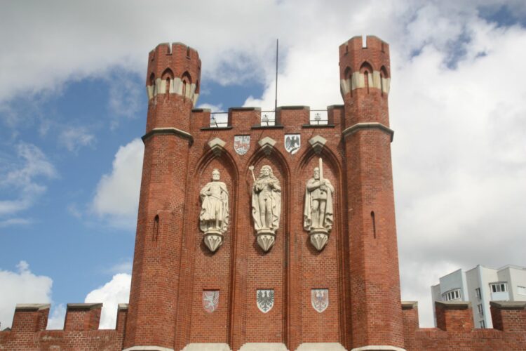 Короли на фасаде Королевских ворот в Калининграде