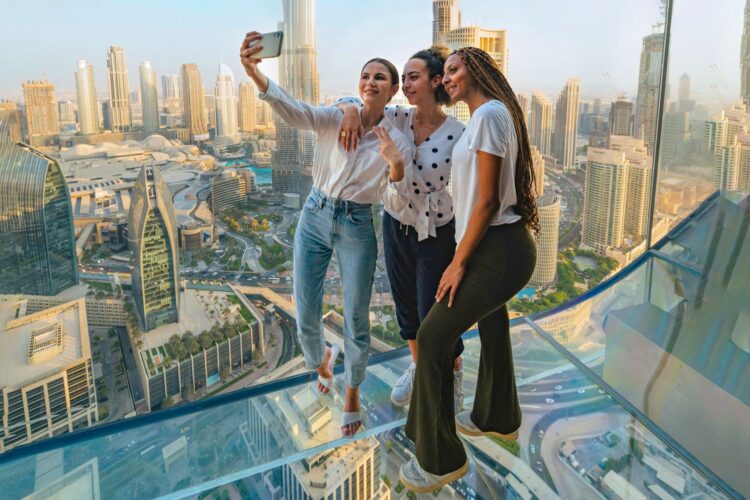Туристы на смотровой площадке Sky views в Дубае