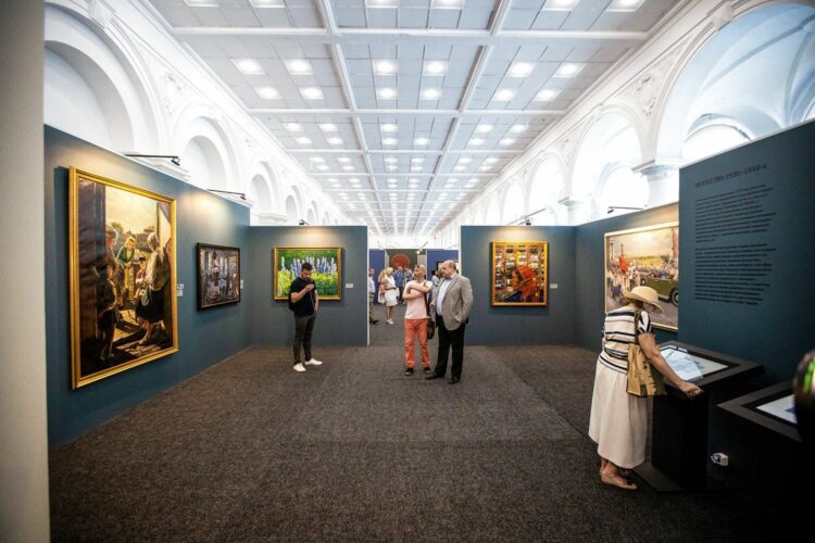 Туристы в музее искусств в Калининграде