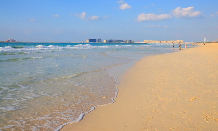 Пляж Al-Corniche