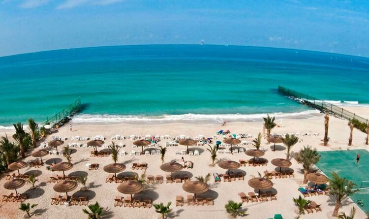 Пляж отеля Sahara Beach Resort Spa