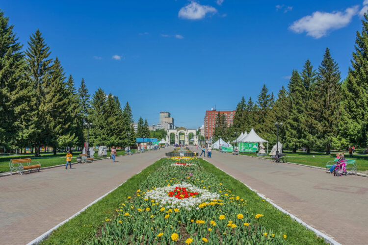 Главная аллея парка Маяковского в Екатеринбурге