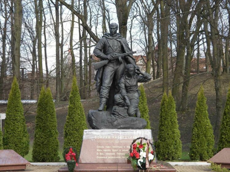 Памятник - мемориал «Воинам разведчикам» в Калининграде