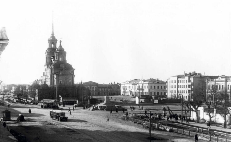 Площадь 1905 года в прежние годы 