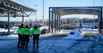 Не пройти и не проехать: Финляндия наглухо закрыла сухопутную границу с Россией из-за беженцев
