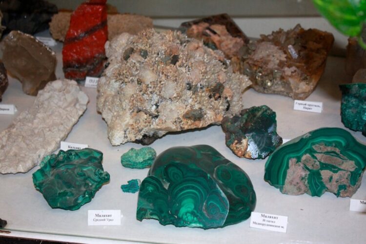 Коллекция минералов в Музее камнерезного и ювелирного искусства в Екатеринбурге