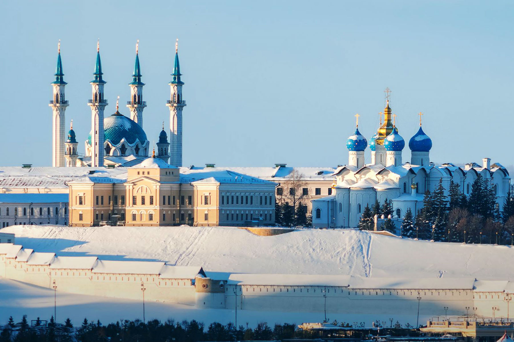 Казань на месяц. Казанский Кремль Казань. Зимний Кремль Казань. Казань Кремль зимой. Казанский Кремль 2022.