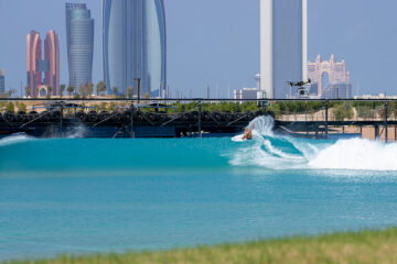 Вы сейчас просматриваете Мало не покажется: в Абу-Даби откроется сёрфинг-парк с крупнейшими искусственными волнами