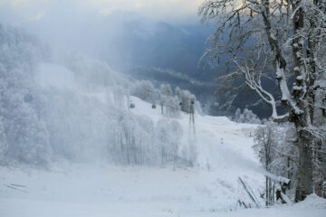 Вы сейчас просматриваете Благоприятная погода: курорт «Роза Хутор» досрочно открыл горнолыжный сезон этой зимой