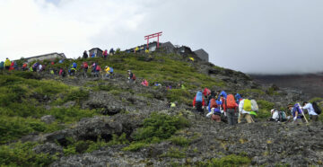 Слишком много туристов: восхождение на высочайшую гору Японии Фудзи решили сделать платным