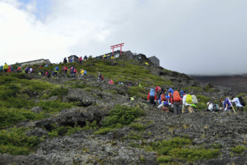 Вы сейчас просматриваете Слишком много туристов: восхождение на высочайшую гору Японии Фудзи решили сделать платным