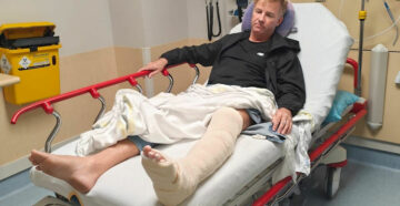 Шесть часов боли: пассажир сломал ногу из-за турбулентности и остался без обезболивающих