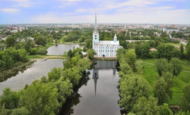 Петропавловский парк в Ярославле