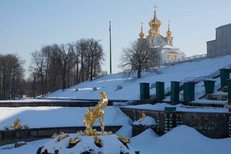 Фонтан Самсон в Петергофе зимой