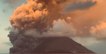 Показал свой характер: извержение вулкана на острове Стромболи в Италии напугало туристов