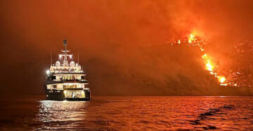 Отдохнули с огоньком: туристы подожгли лес острова Гидра в Греции, запустив фейерверки с яхты