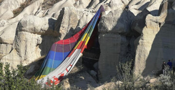 Жёсткая посадка: в Каппадокии воздушный шар с туристами застрял между скалами из-за ветра