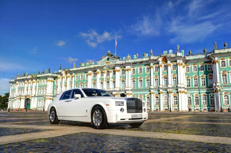 Туристы могут доехать в Петергоф на арендованном автомобиле