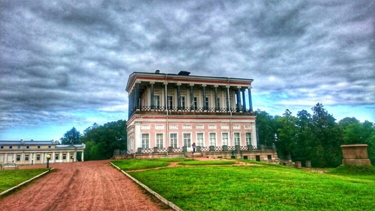 Прогулка возле дворца Бельведер в Петергфое