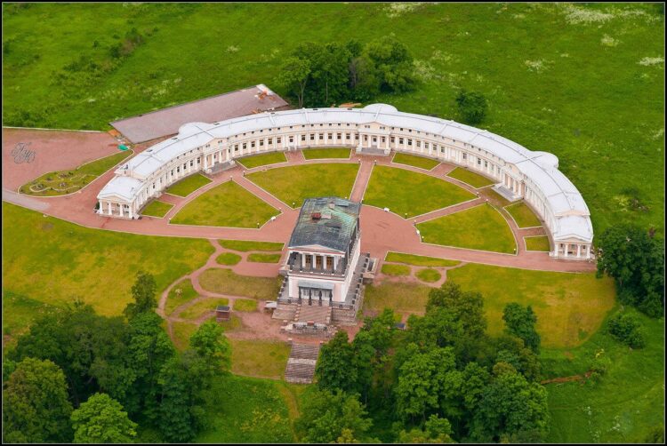 Вид на Дворец Бельведер в Петергофе