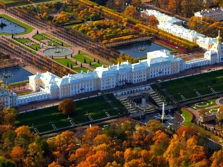 Большой дворец в Петергофе сверху