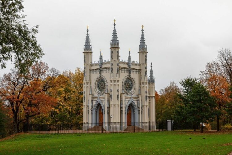 Готическая капелла в Петергофе осенью