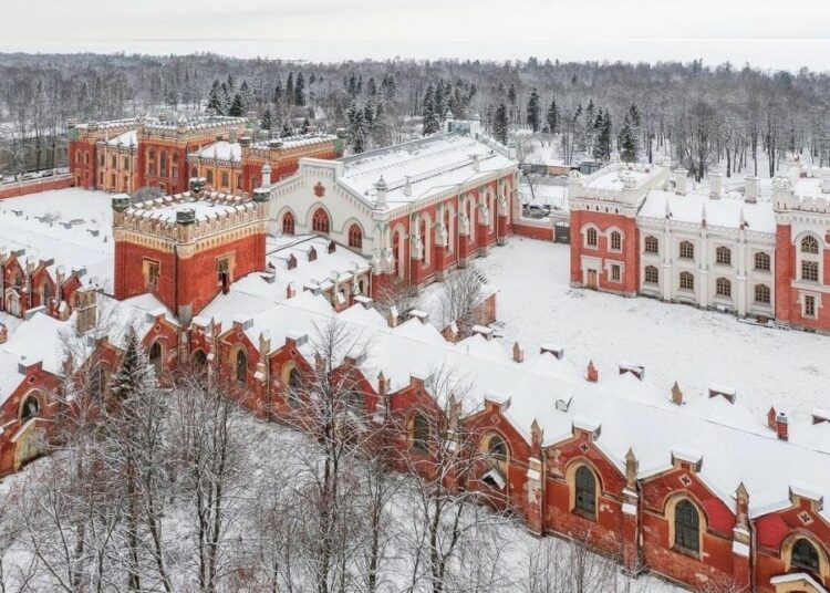 Императорские конюшни в Петергофе зимой