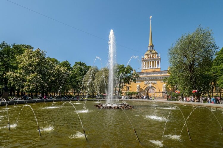 Фонтан в Александровском саду в Санкт-Петербурге