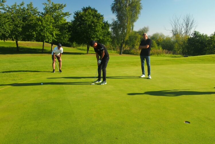 Необычный гольф-клуб на границе двух стран