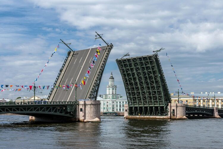 Развод Дворцового моста в Санкт-Петербурге