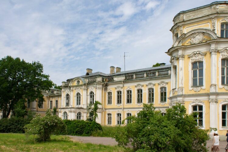 Туристы в усадьбе Знаменка в Петергофе