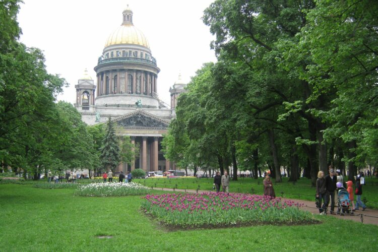 Вид из Александровского сада в Санкт-Петербурге