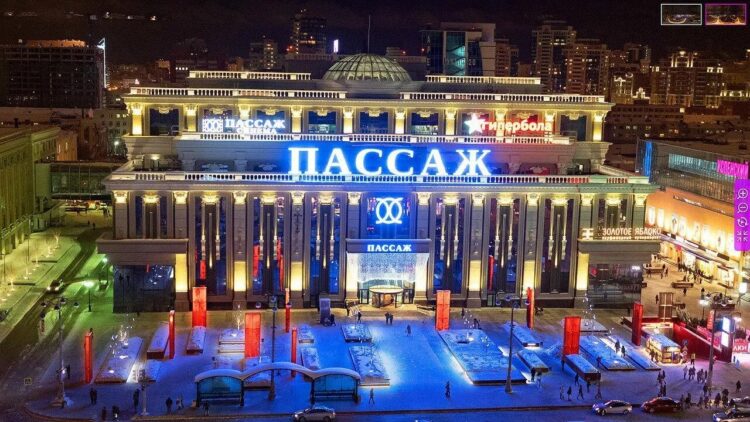 ТЦ «Пассаж» в Екатеринбурге ночью красиво подсвечивается