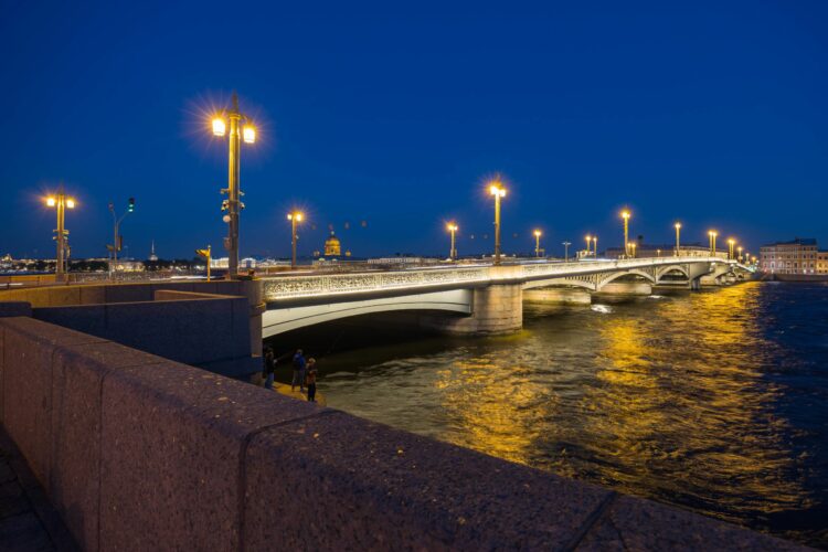 Благовещенский мост в Санкт-Петербурге ночью