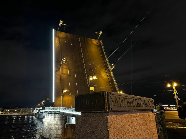 Литейный мост в Санкт-Петербурге ночью