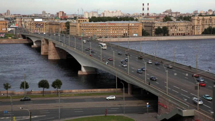Поездка по мосту Александра-Невского в Санкт-Петербурге ночью красиво подсвечивается