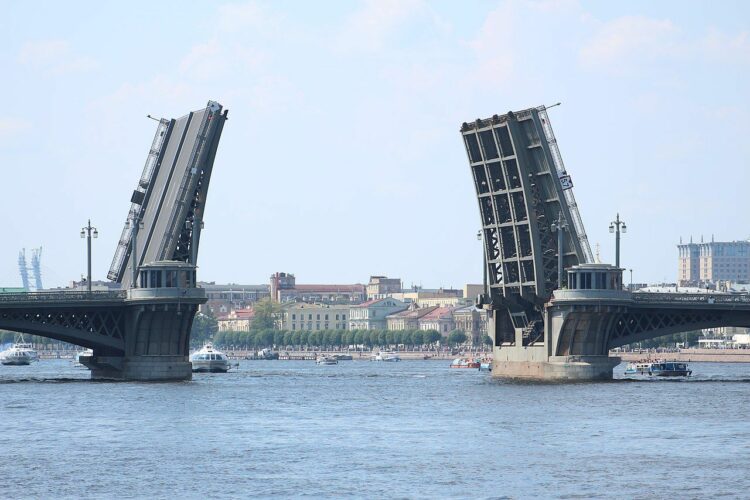 Развод Благовещенского моста в Санкт-Петербурге
