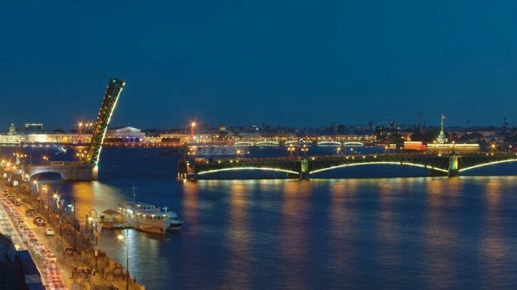 Развод Троицкого моста в Санкт-Петербурге