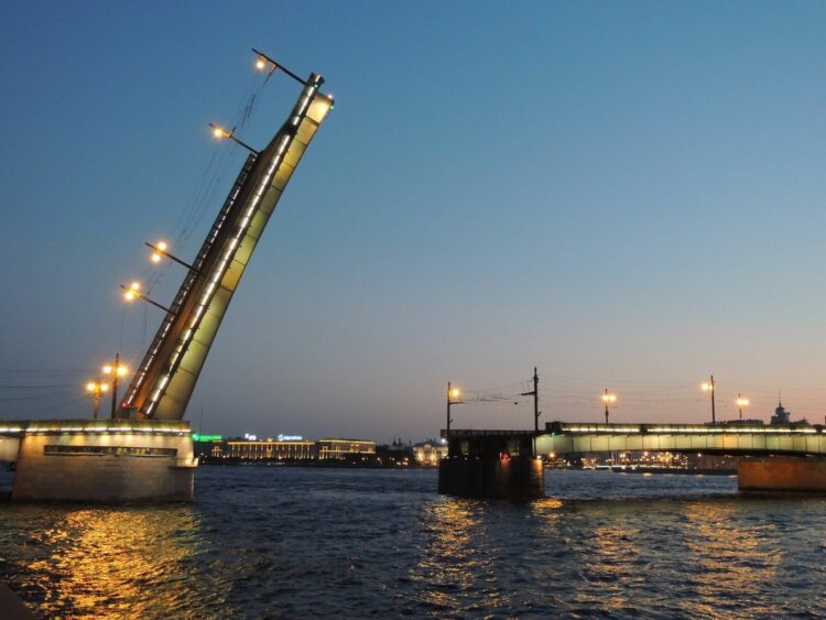 Развод Литейного моста в Санкт-Петербурге