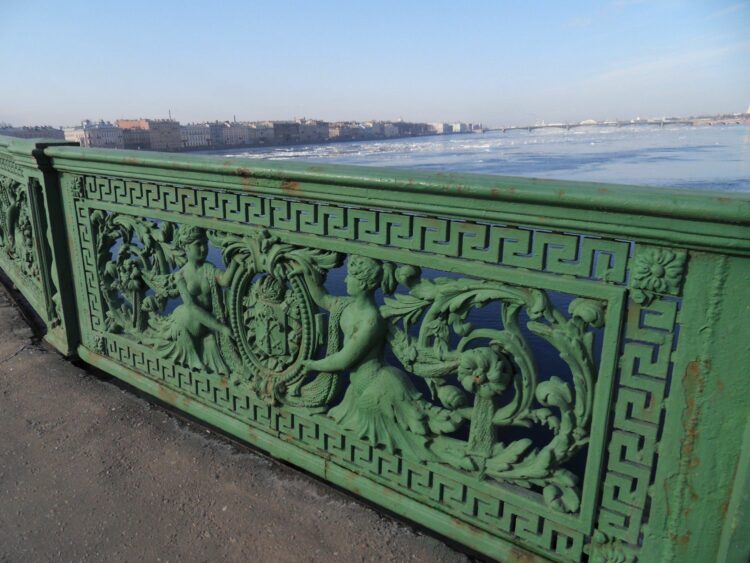 Резные решетки Литейного моста в Санкт-Петербурге