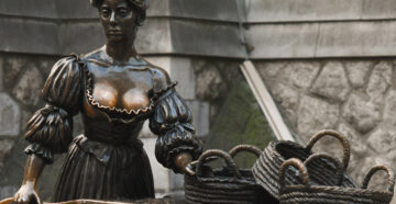 Молли Мэлоун под защитой: в Дублине приставили охрану к одной из самых известных скульптур