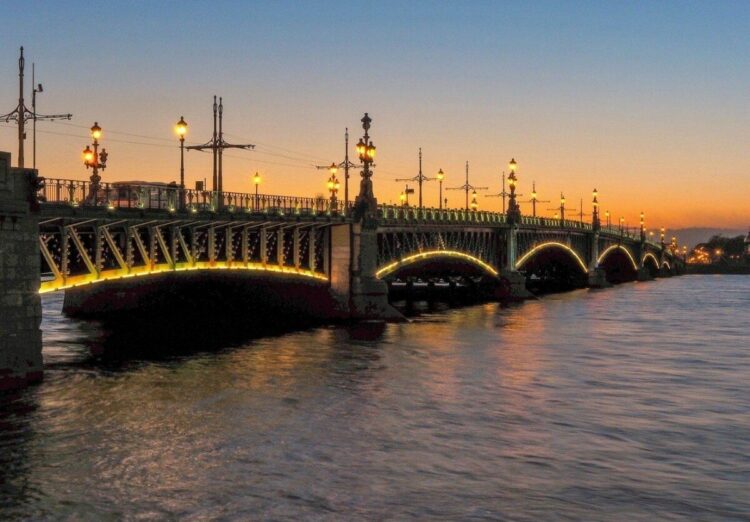 Троицкий мост в Санкт-Петербурге на закате