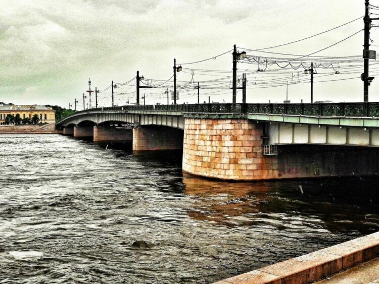 Вид на Литейный мост в Санкт-Петербурге