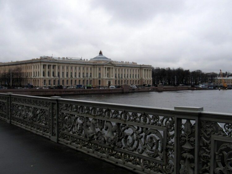 Вид с Благовещенского моста в Санкт-Петербурге на набережную